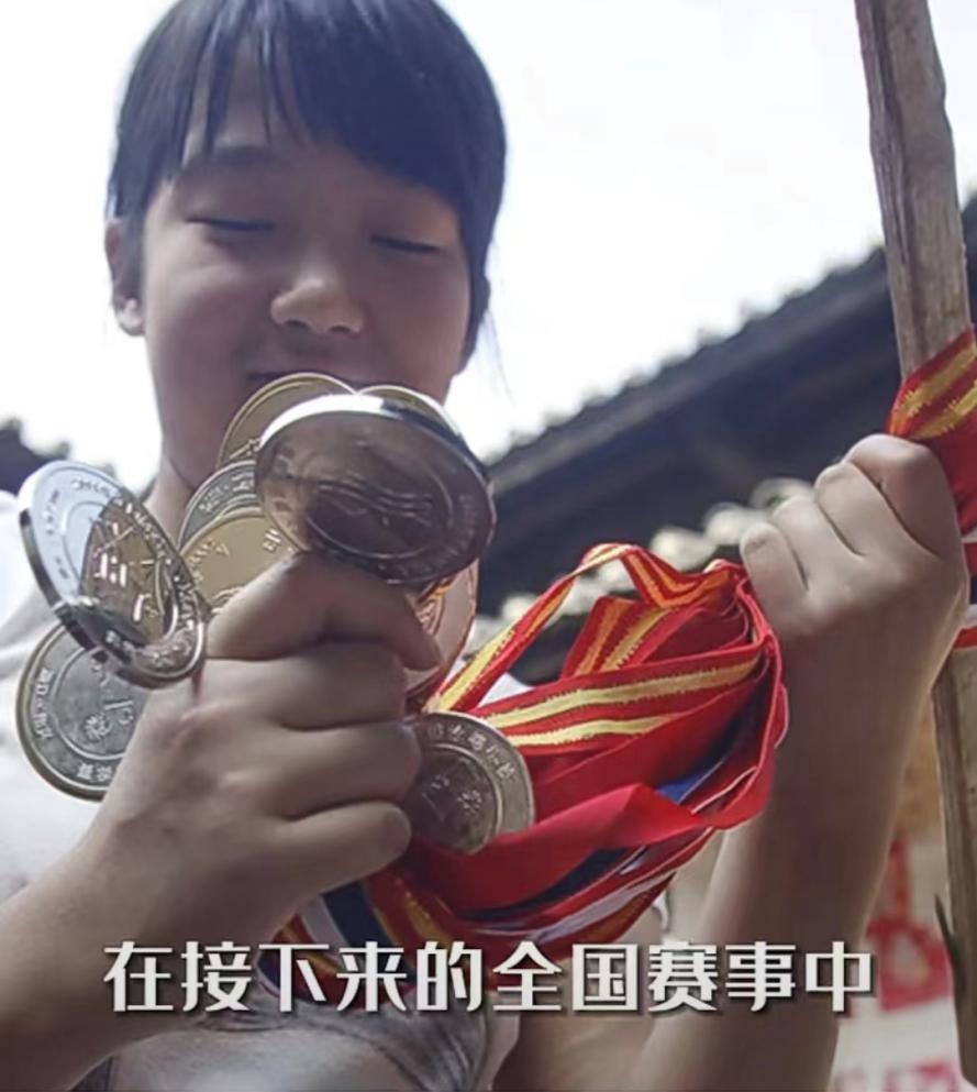 青少年女孩游泳冠军视频_视频青少年游泳冠军女孩子_游泳冠军小女孩